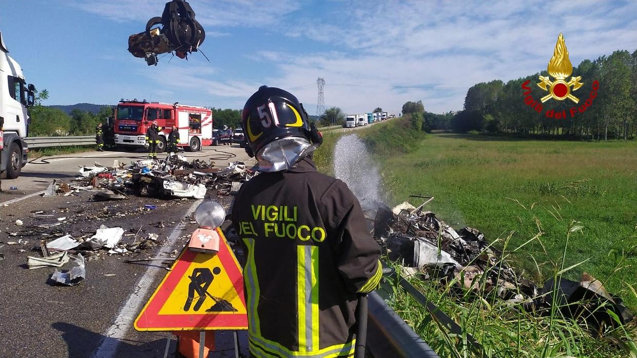 L'intervento dei vigili del fuoco per l'incendio del camion