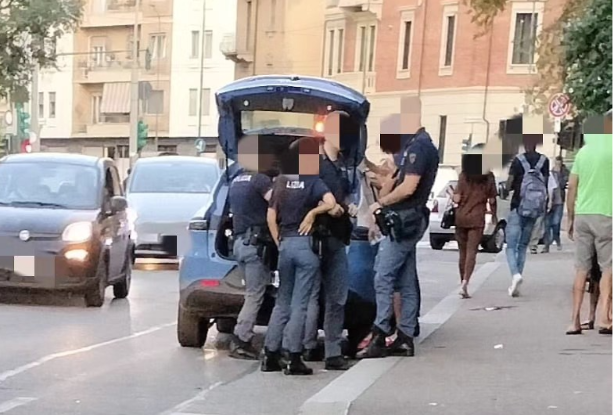 L'intervento di una volante in via Palestrina