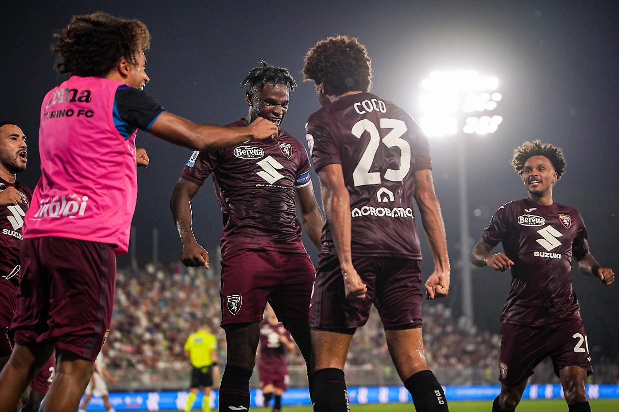 Il difensore del Torino Saul Coco esulta con i compagni