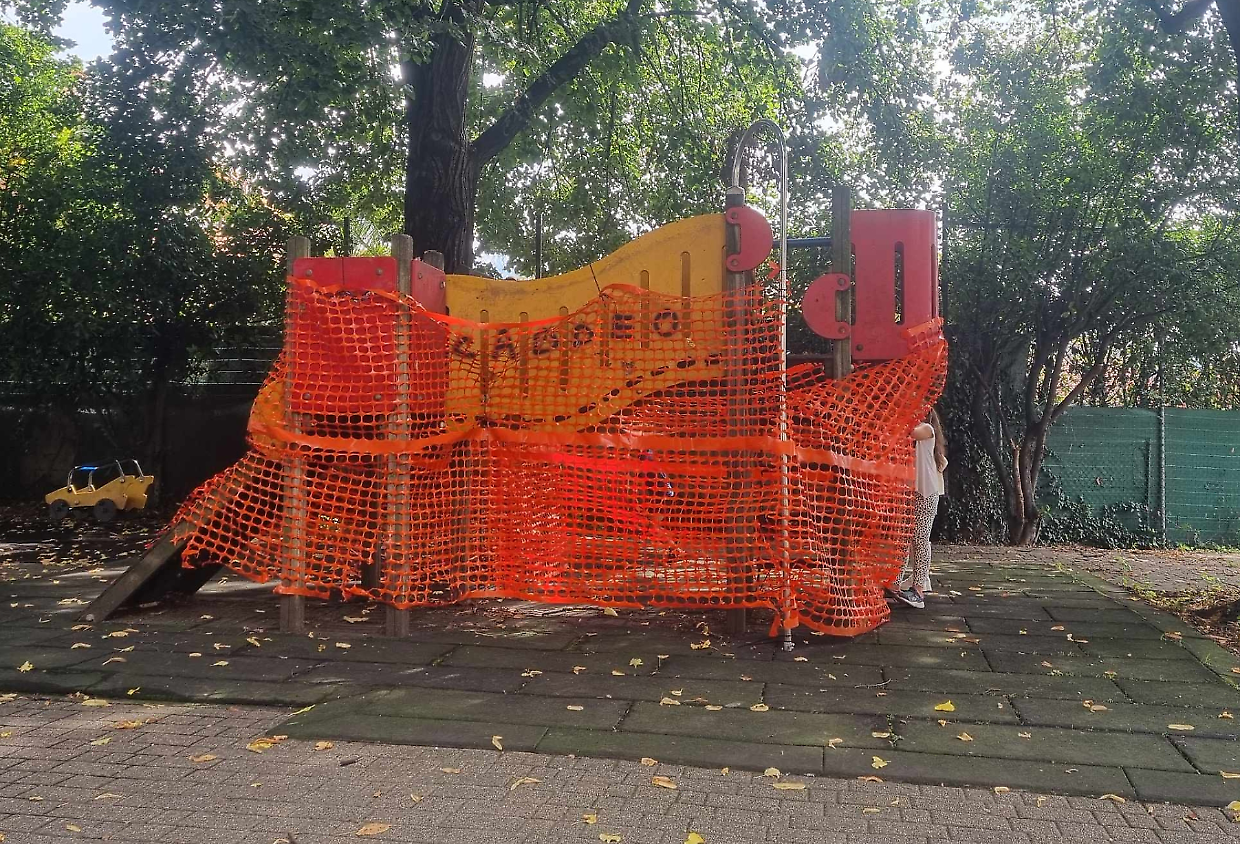 Il parco dietro la scuola Cena vittima da anni di continui raid