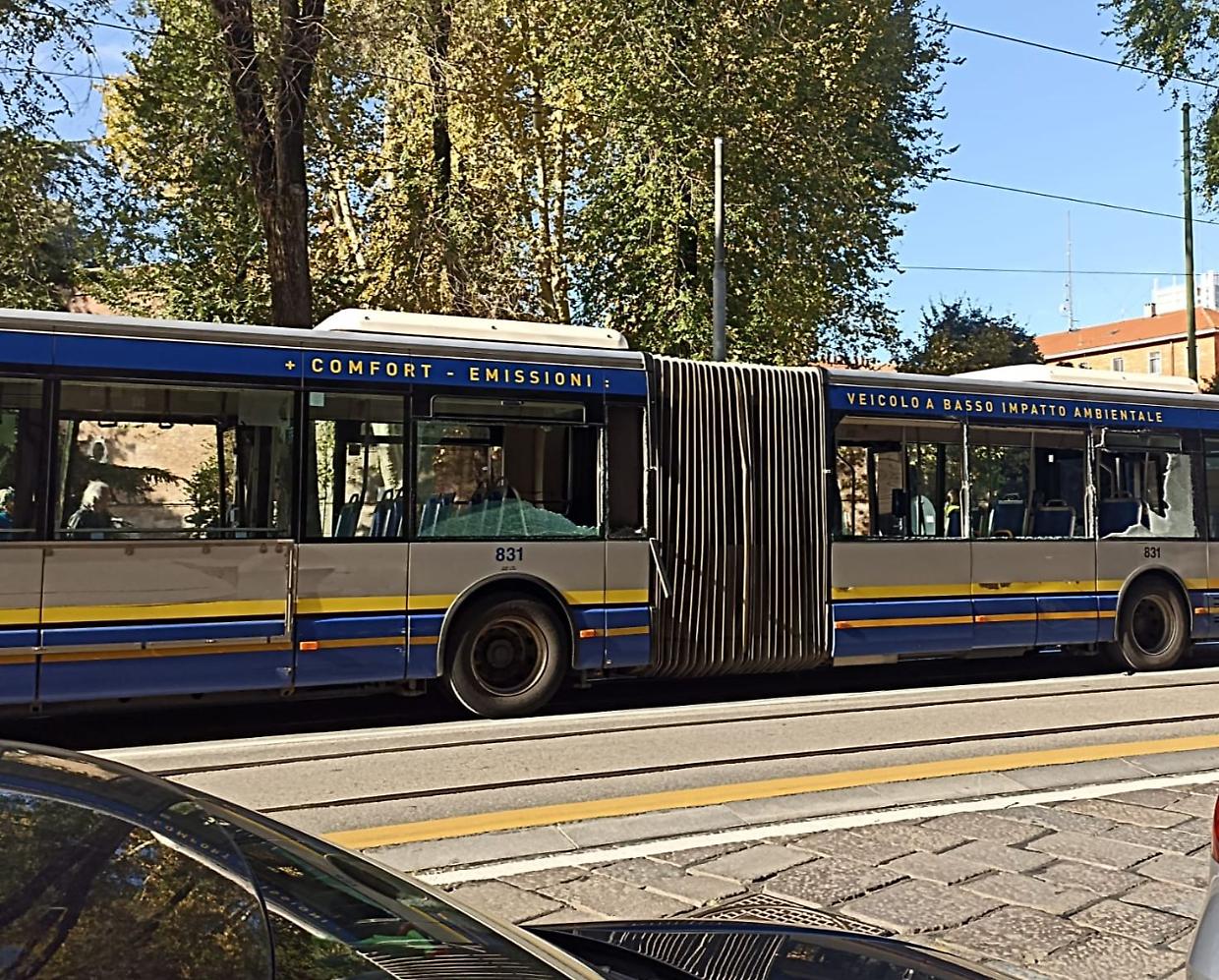 Scontro tra bus e furgone dei rifiuti: caos a Torino centro. Ecco cosa è successo