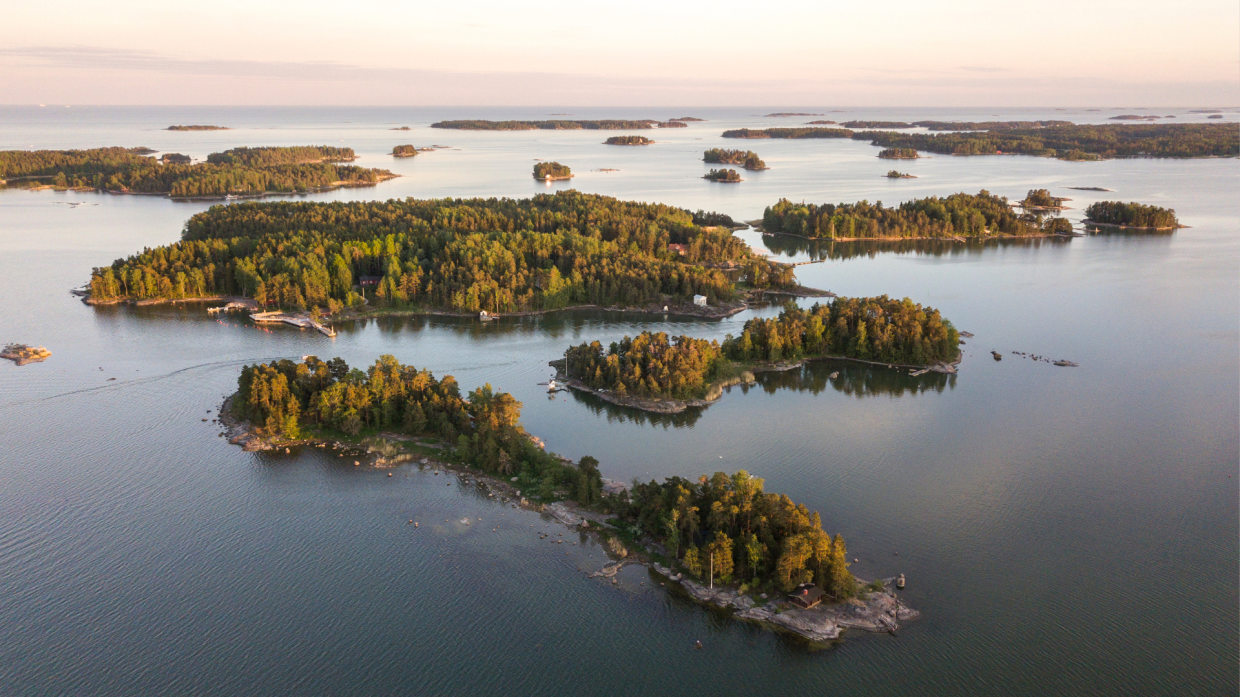 Giovane coppia compra un'isola in Finlandia per 28mila euro: "Costa meno di una casa"