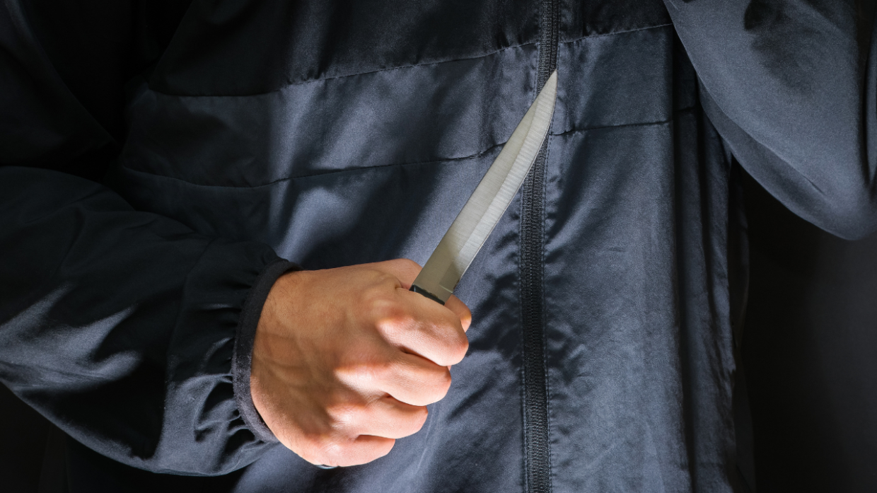 Accoltella alle spalle un giovane mentre cammina in strada e scappa col suo portafoglio. Denunciato un tunisino