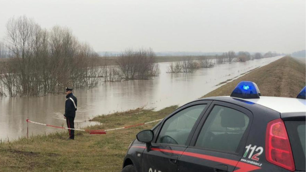 Torino, salvato dal Po: poliziotti afferrano un uomo che la corrente stava trascinando via