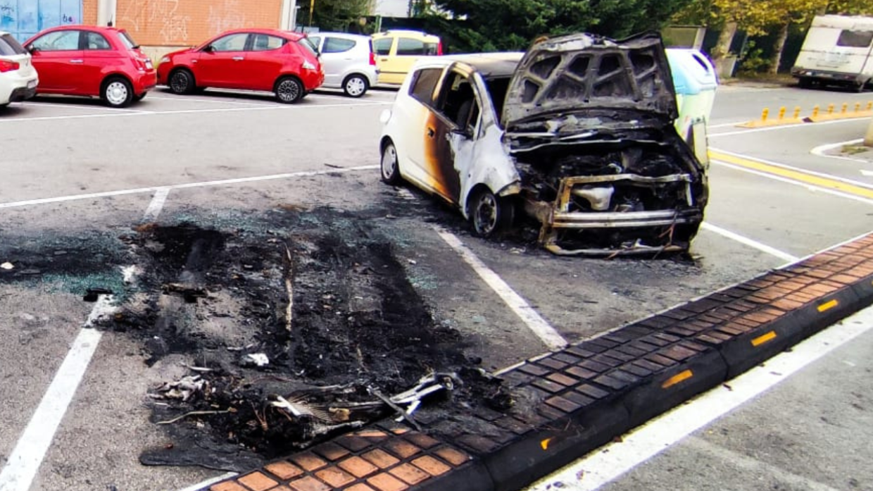 Bruciano tre auto e un fienile: notte di fuoco tra San Gillio e Alpignano