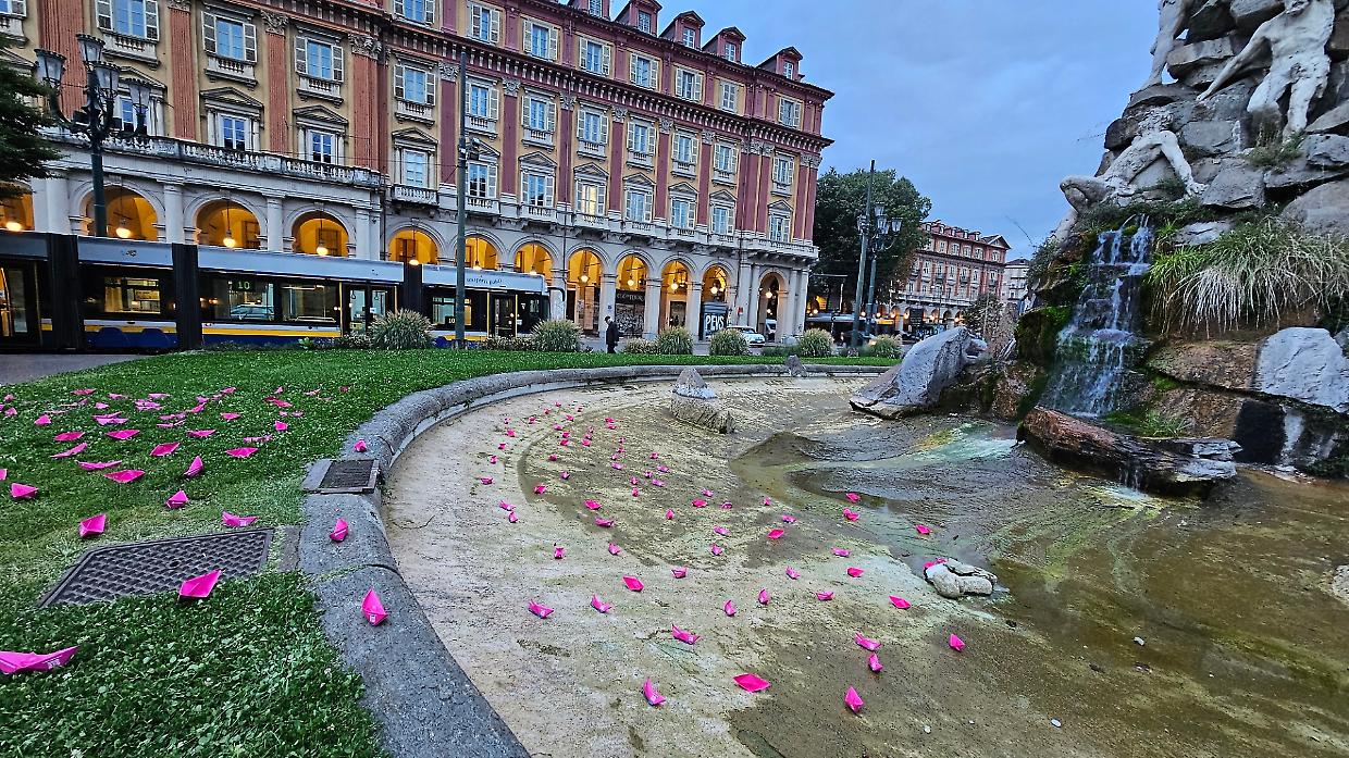 Barchette di carta rosa sui monumenti di Torino. C'è una spiegazione (ed è vietata ai minori)