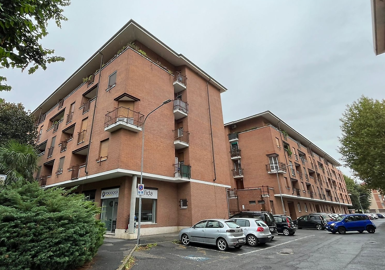 Ha rischiato di portare al collasso tre diversi palazzi da lui gestiti a Cambiano