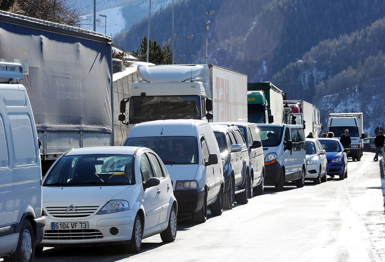 Code in Val Susa per il Monte Bianco chiuso e i sindaci se la prendono con il prefetto