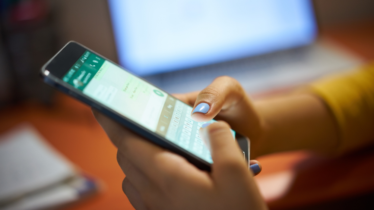 Truffa del falso regalo Amazon: ecco come ti rubano l’account WhatsApp con un codice OTP
