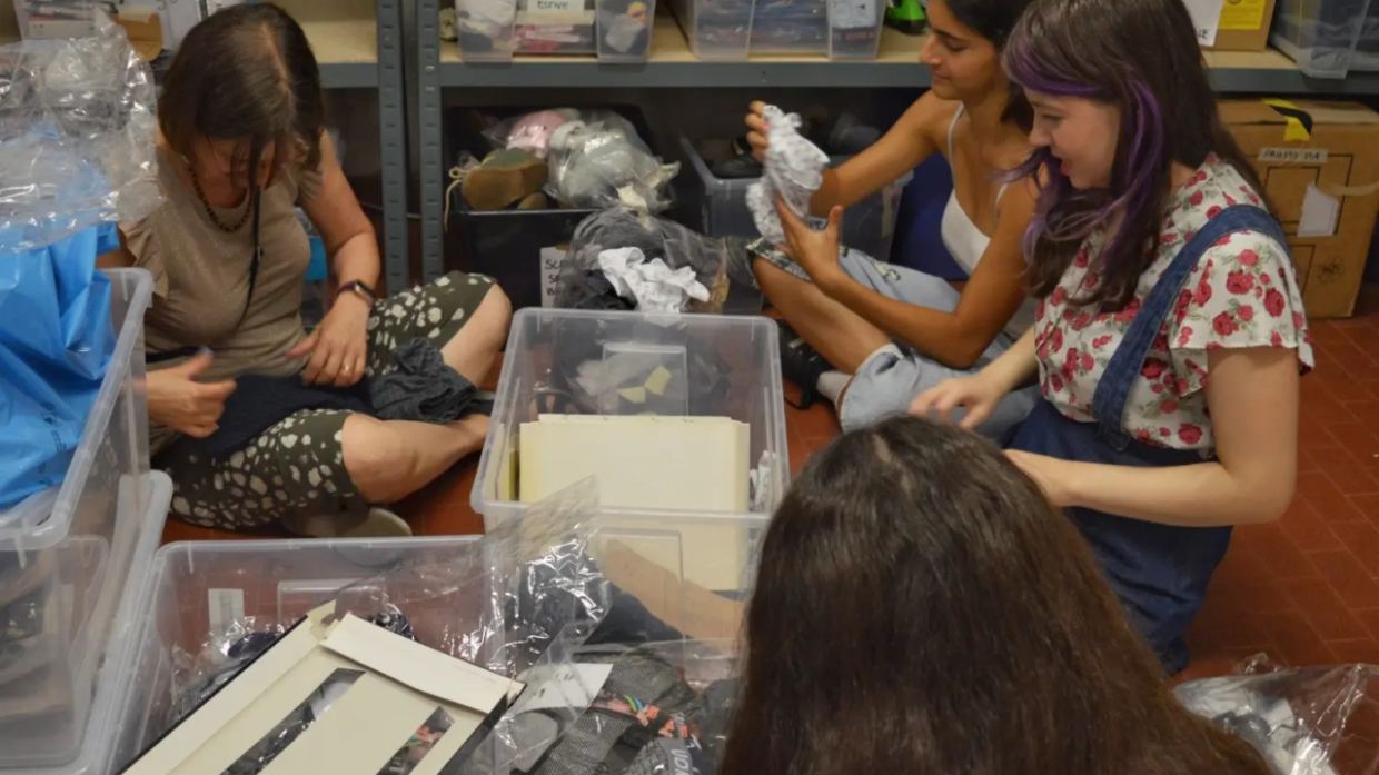 Capi Vintage e Solidarietà: Il Mercatino di Abito a Torino