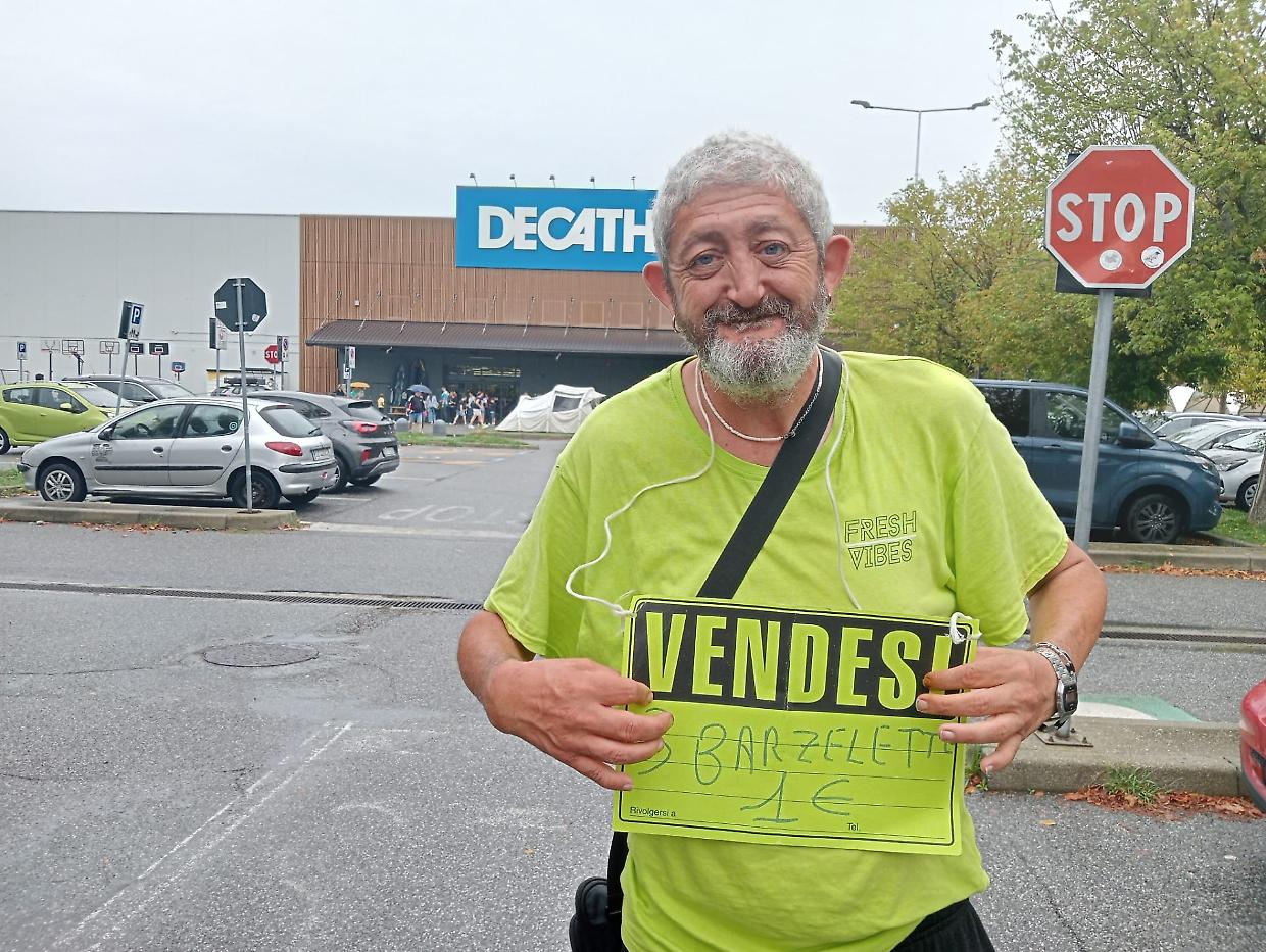 Michele, 49 anni, vende barzellette nel parcheggio di Decathlon