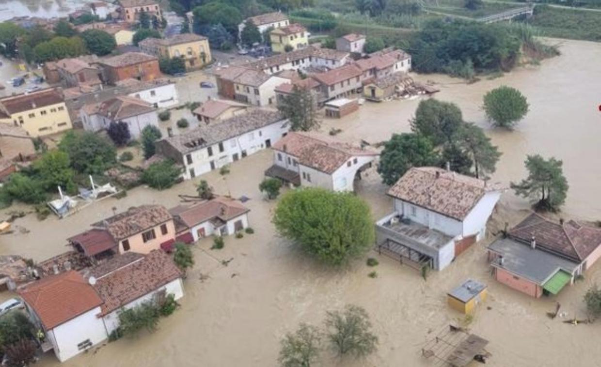 L’Italia va a bagnola politica è assente 