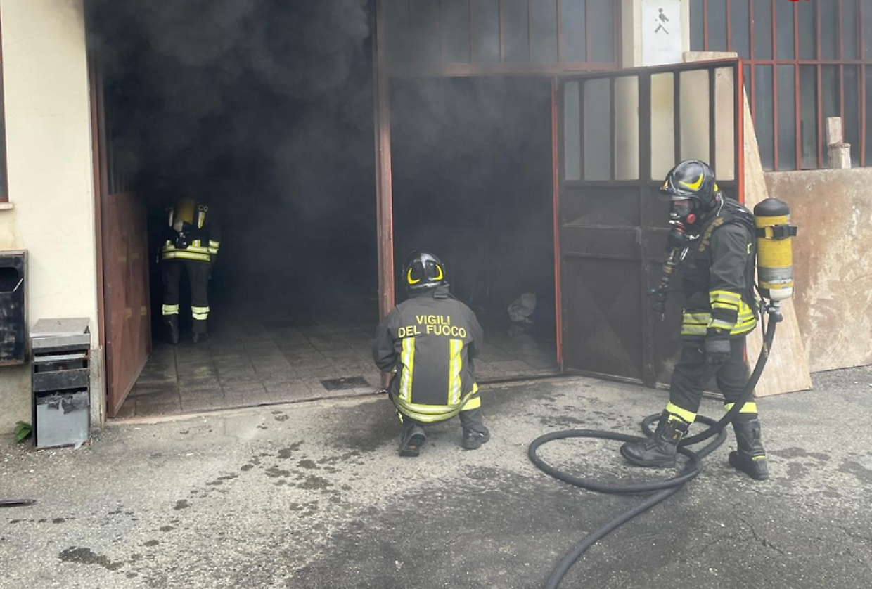 Due squadre dei vigili del fuoco sono intervenute in corso Grosseto