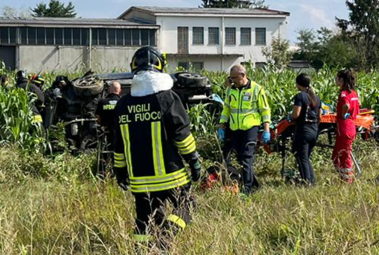 L'automobilista è stato estratto dalle lamiere dai vigili del fuoco e ricoverato al Cto