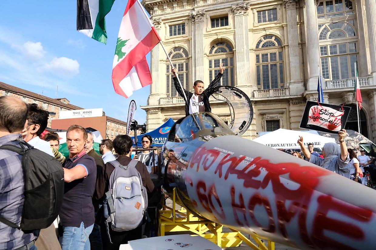 Pro Pal in piazza vandalizzano un finto aereo nello stand dei medici militari