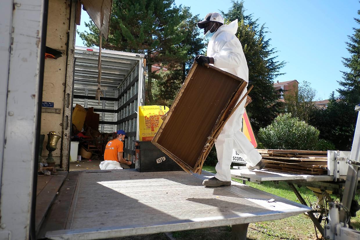 Gli abusivi invadono la casa popolare appena liberata? I vigili arrivano e tolgono la porta 