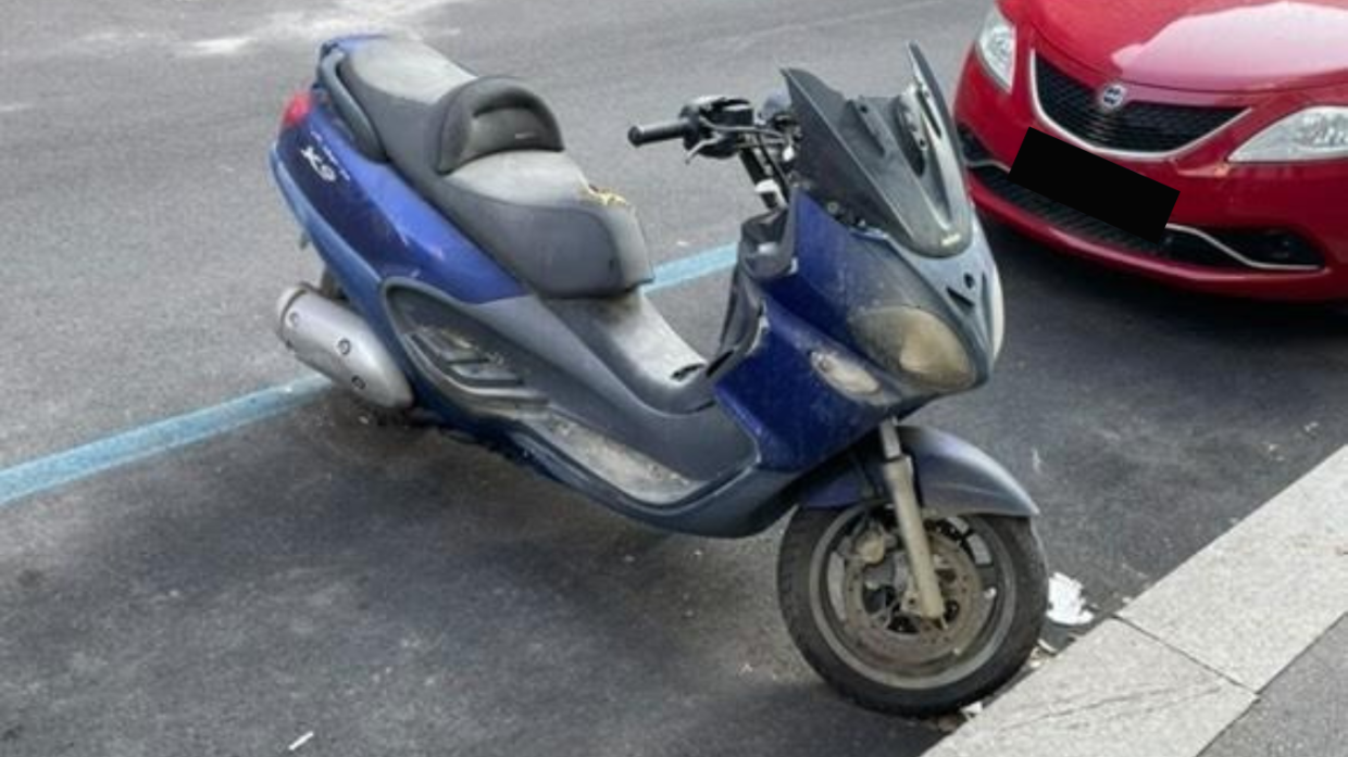 Tu paghi per parcheggiare, ma i motorini abbandonati lo fanno gratis: la verità su Torino che ti farà arrabbiare