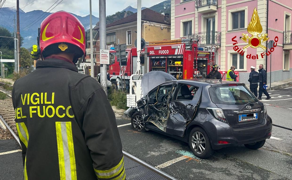 L'automobilista avrebbe tentato di attraversare il passaggio a livello mentre le sbarre si stavano abbassando