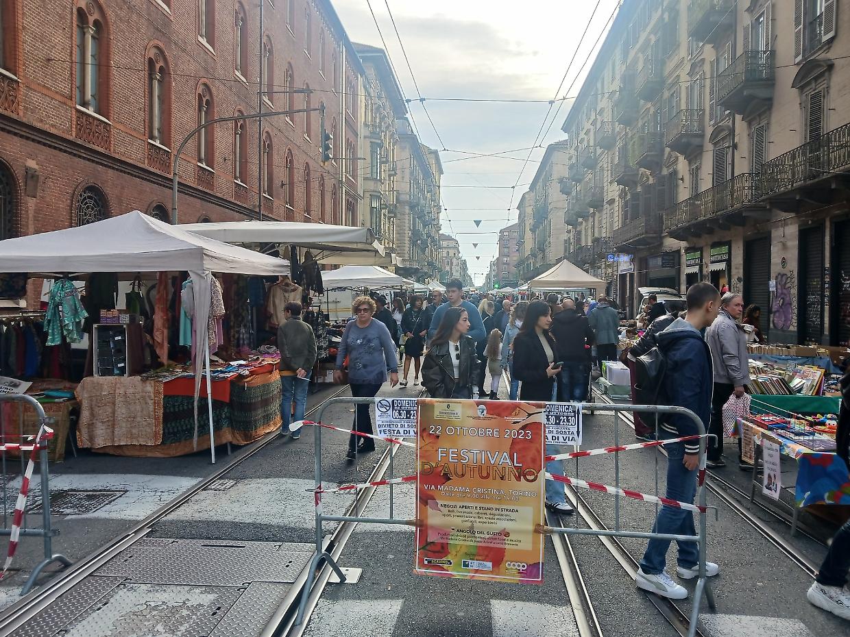 la festa d'autunno accende via Madama Cristina