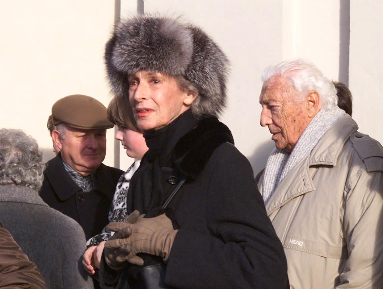 Eredità Agnelli, chi è la segretaria (in nero) che inguaia i fratelli Elkann