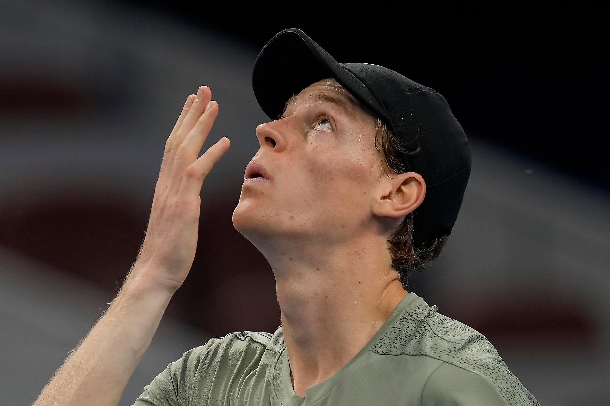Jannik Sinner, vittoria a Shangai con dedica speciale. E Alcaraz manda un messaggio a Torino: le parole dello spagnolo...