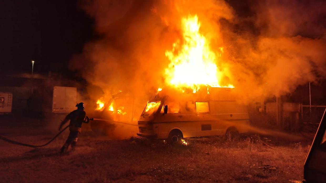 Incendio a Sant'Ambrogio di Torino: otto camper distrutti, si sospetta il dolo