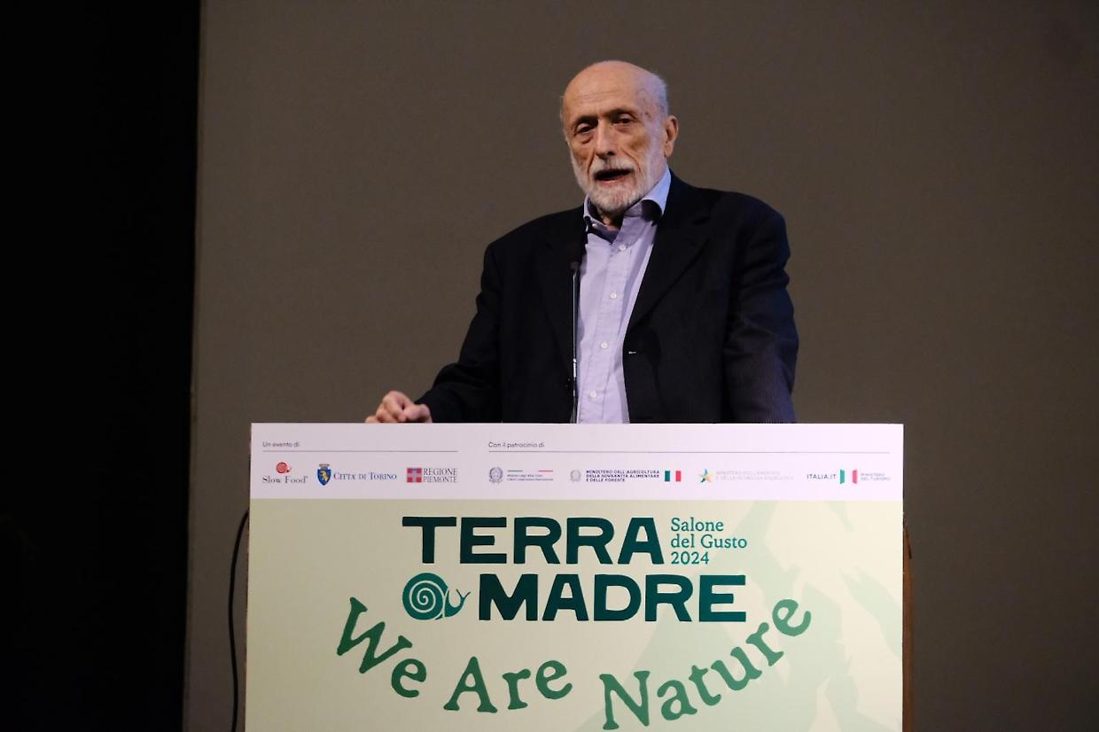 Dalla «schizofrenia» dell'Unione europea sul Green Deal, alla «valorialità» del cibo. Parla Carlin Petrini