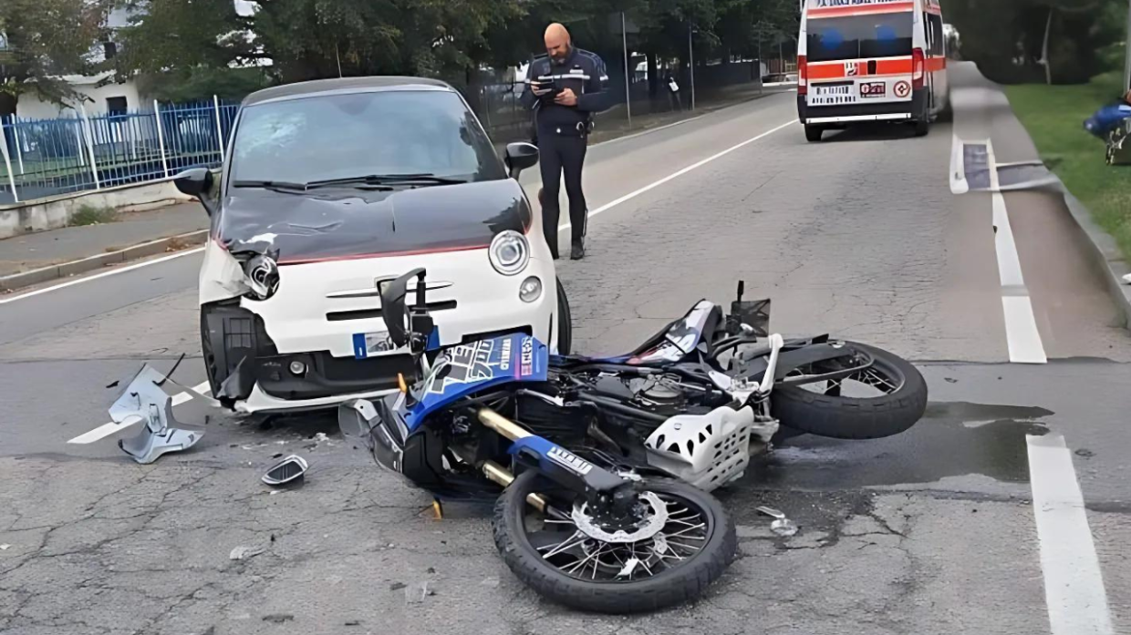 In moto contro una Fiat 500: nell'incidente ferito un motociclista