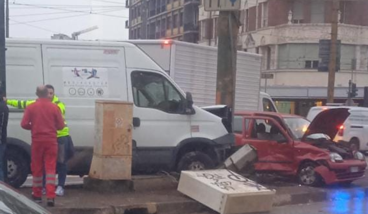 L'incidente fuori dal sottopasso Repubblica
