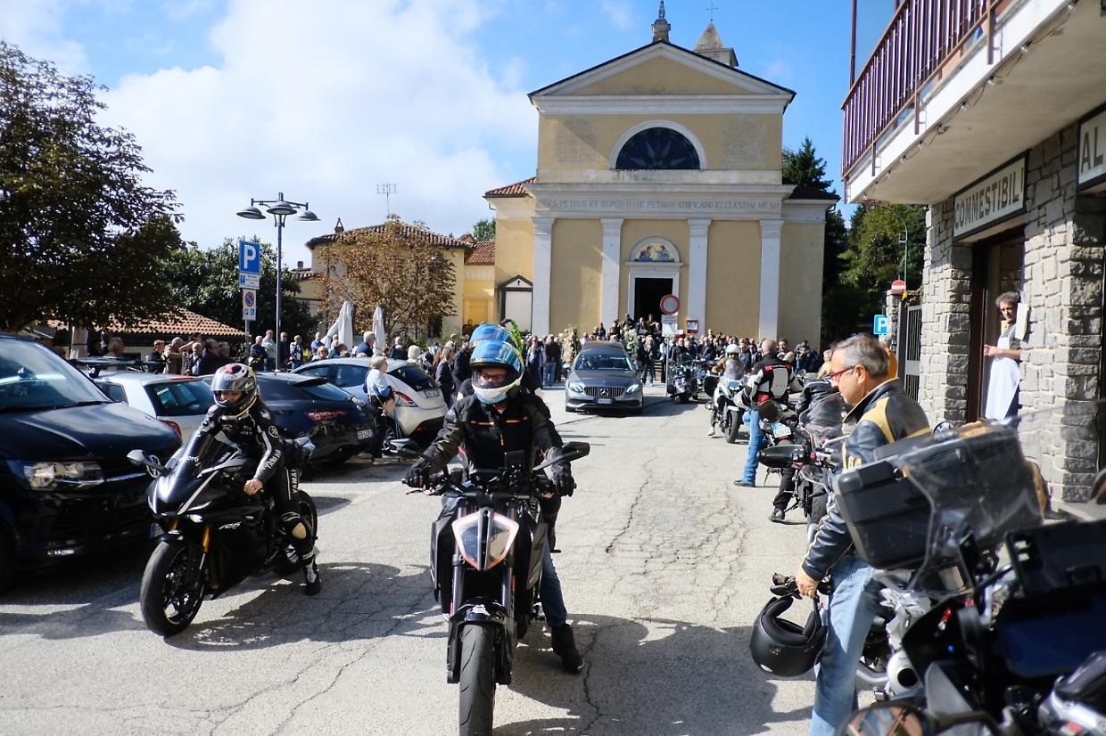 Lacrime e motori accesi: l’ultimo saluto a Simona Castelli