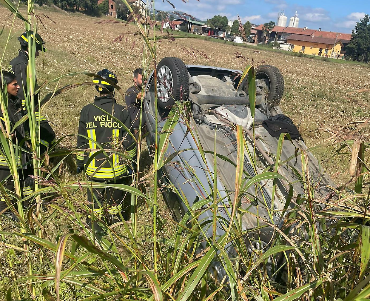 Fiat Panda si ribalta in un campo
