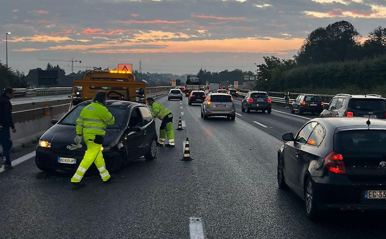 L'incidente è avvenuto al casello di Bruere: tre veicoli coinvolti