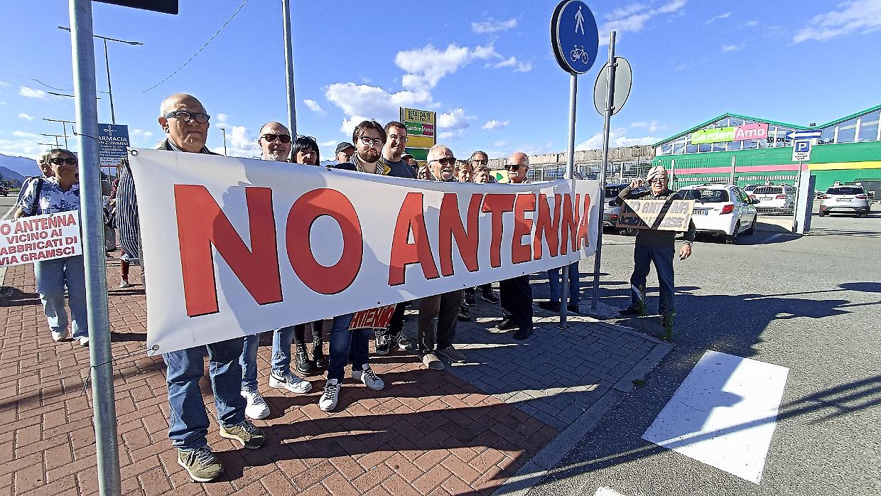 Cittadini in protesta: sit-in contro l'installazione del nuovo ripetitore Inwit Tim