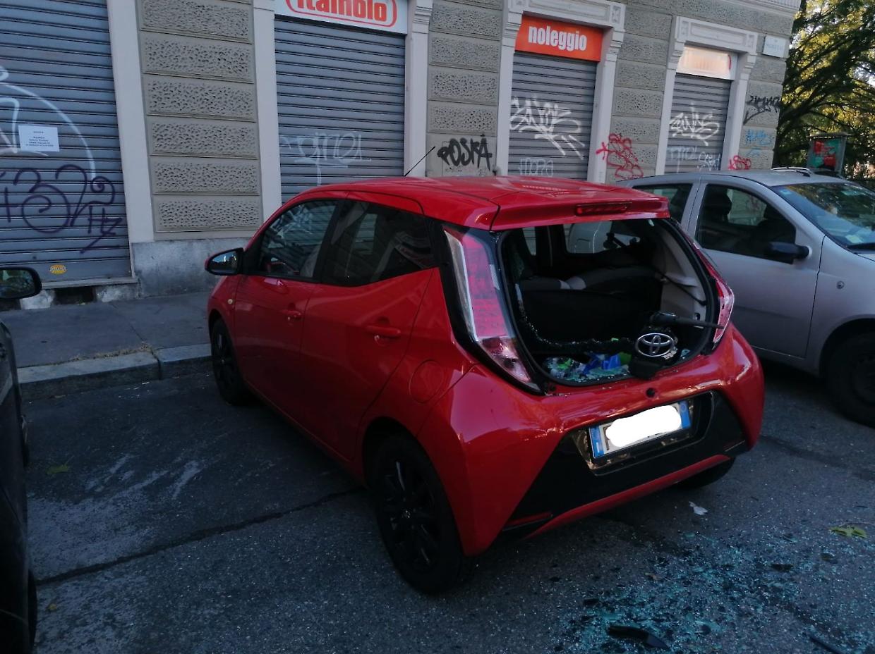 Ubriaco spacca vetri e specchietti delle auto in sosta,