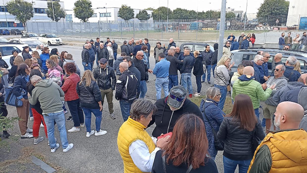  Il sit-in di 400 lavoratori davanti ai cancelli della Lear