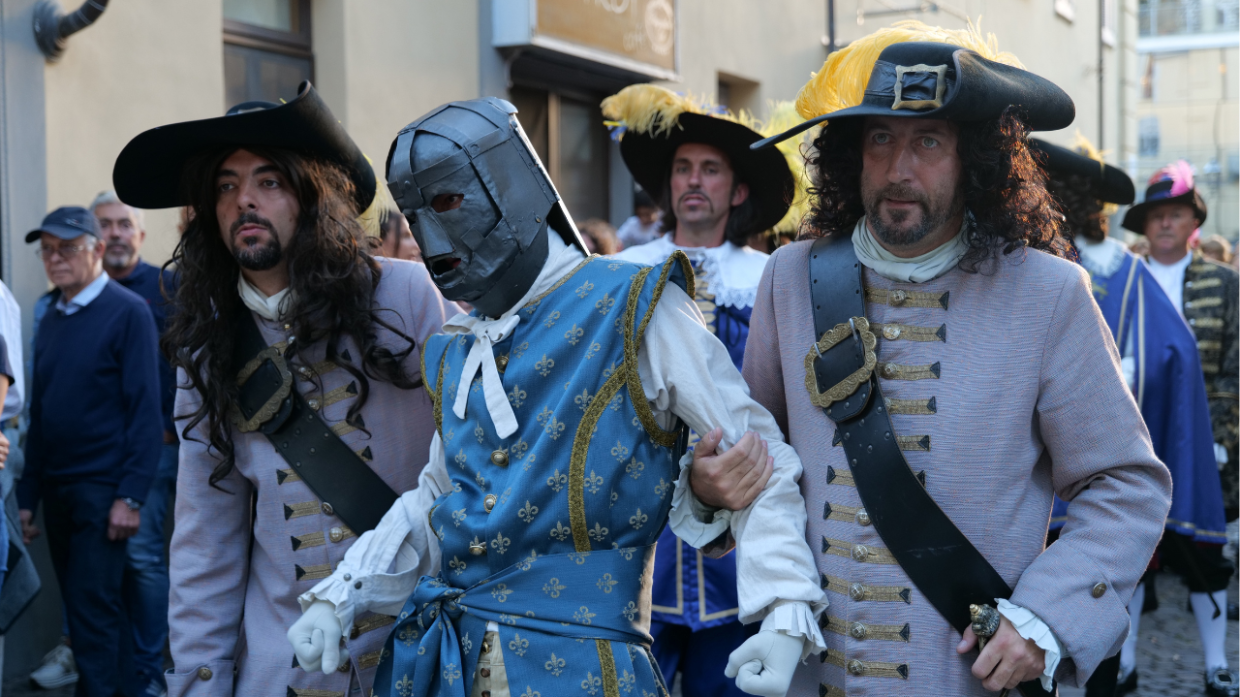 Svela il mistero: la Maschera di Ferro torna a Pinerolo tra antichi segreti e celebrità mascherate