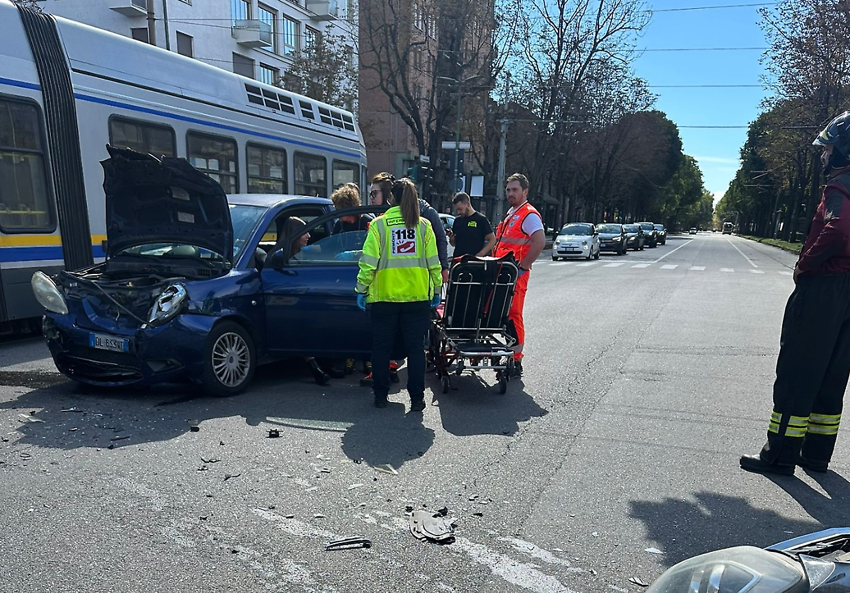 Una delle due auto coinvolte nell'incidente stradale