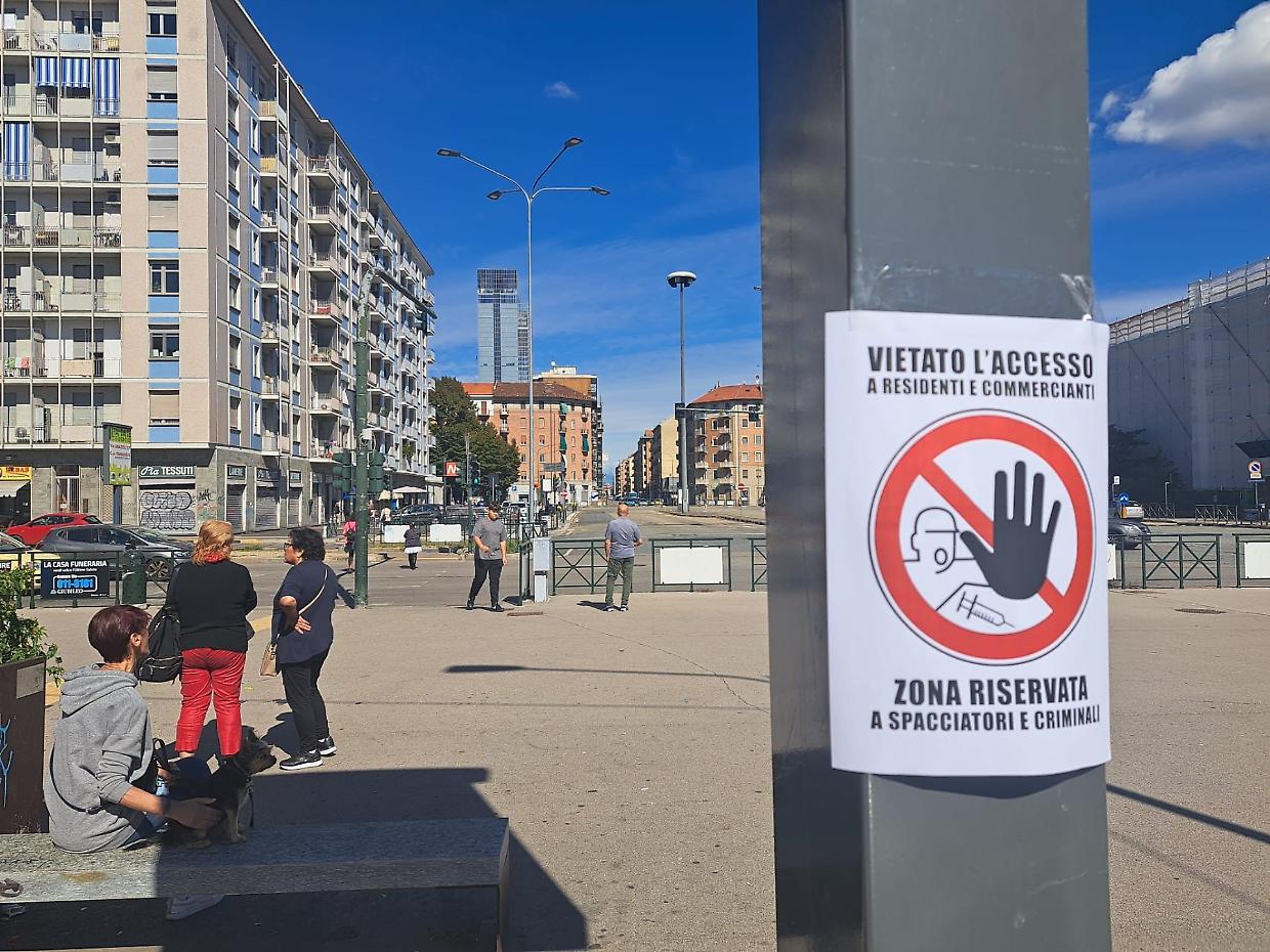Cartelli di protesta in piazza Bengasi