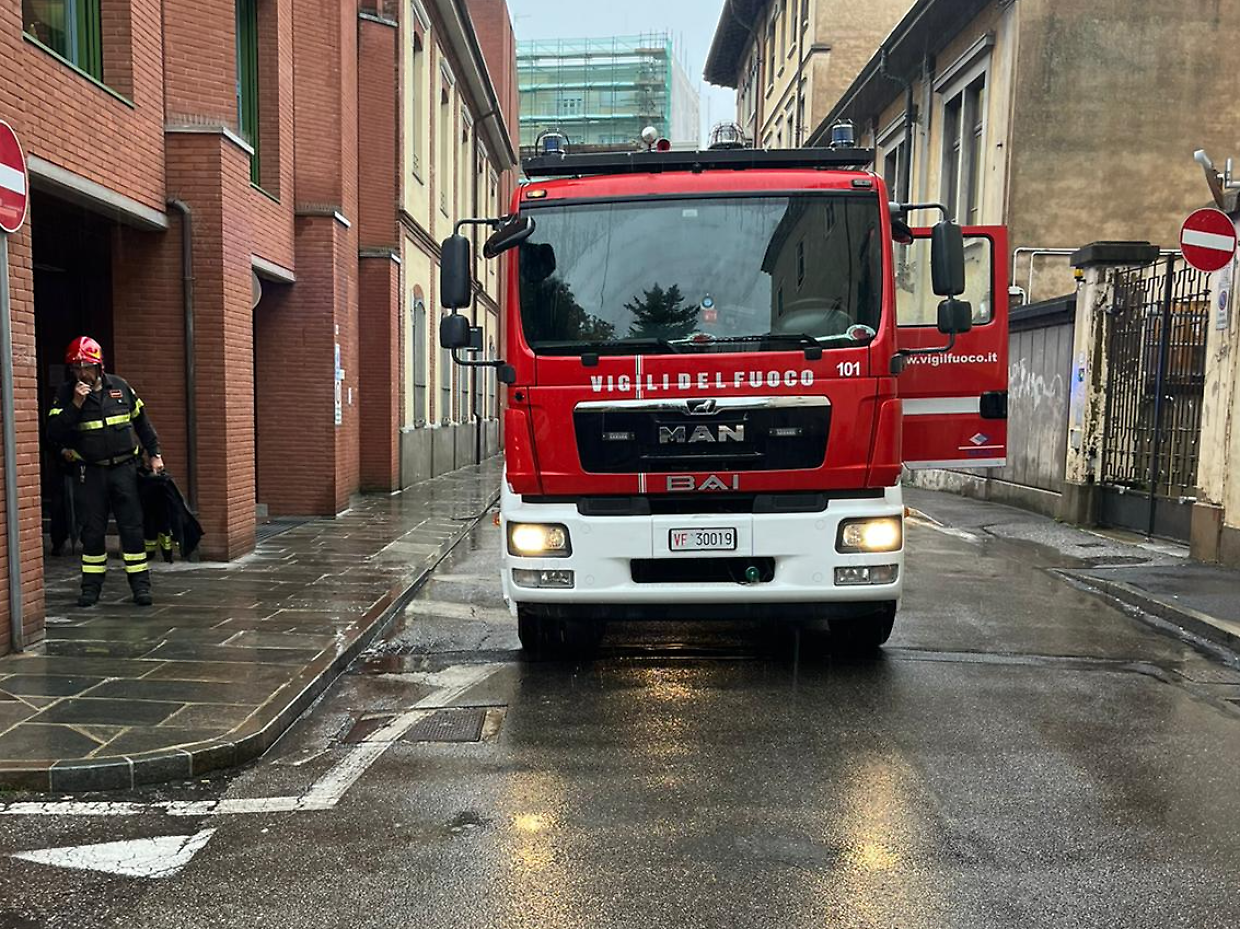 Incendio nel parcheggio, evacuazione all'ospedale di Chieri