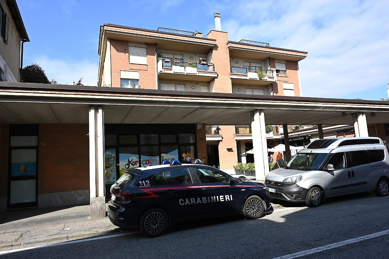 Prende a martellate la moglie e si butta di sotto: «Forse voleva farla finita per entrambi»