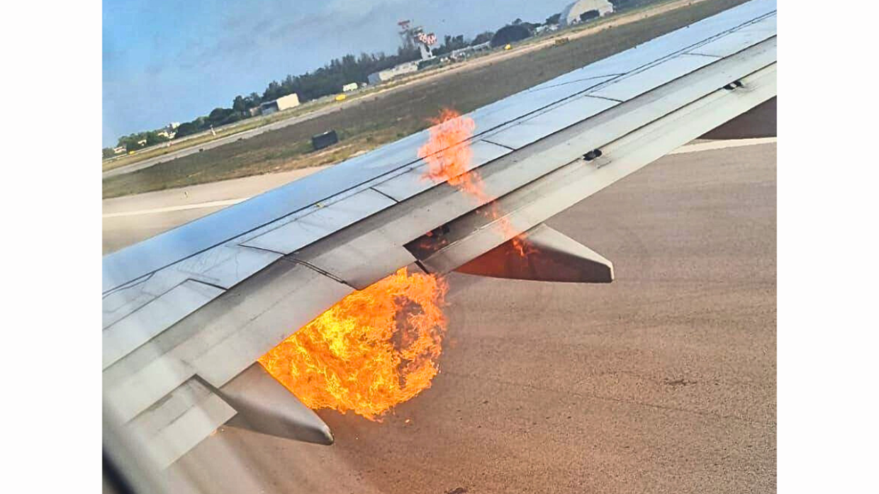 L'incendio al motore ripreso da un passeggero a bordo dell'aereo diretto a Torino