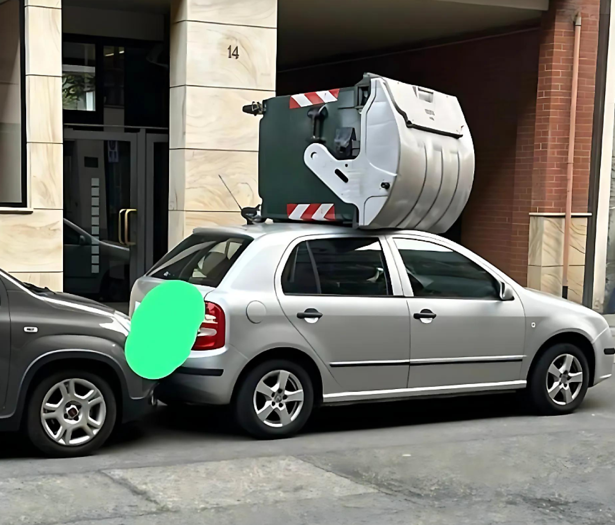 E a Torino il bidone dell'immondizia finisce sul tettuccio di un'automobile