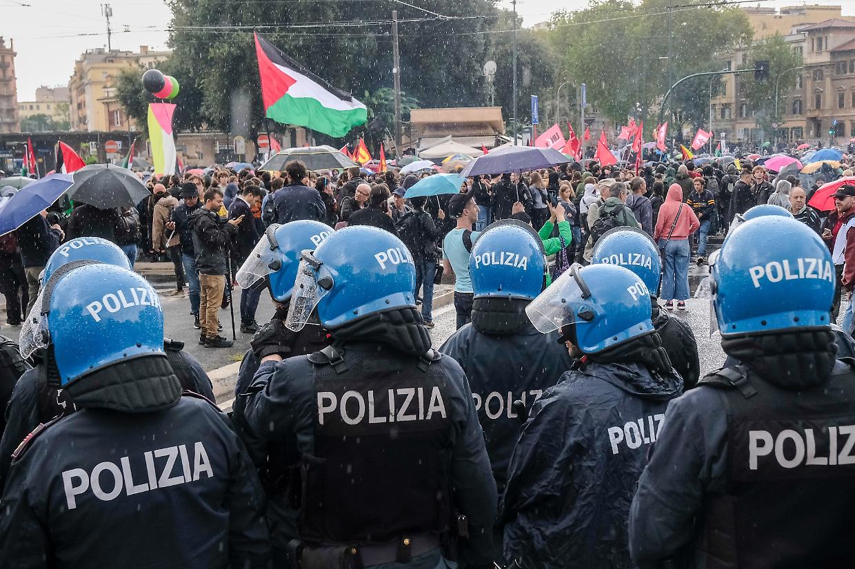 Violenti e partiti in disarmo: ecco chi c'è dietro quelle bandiere. 