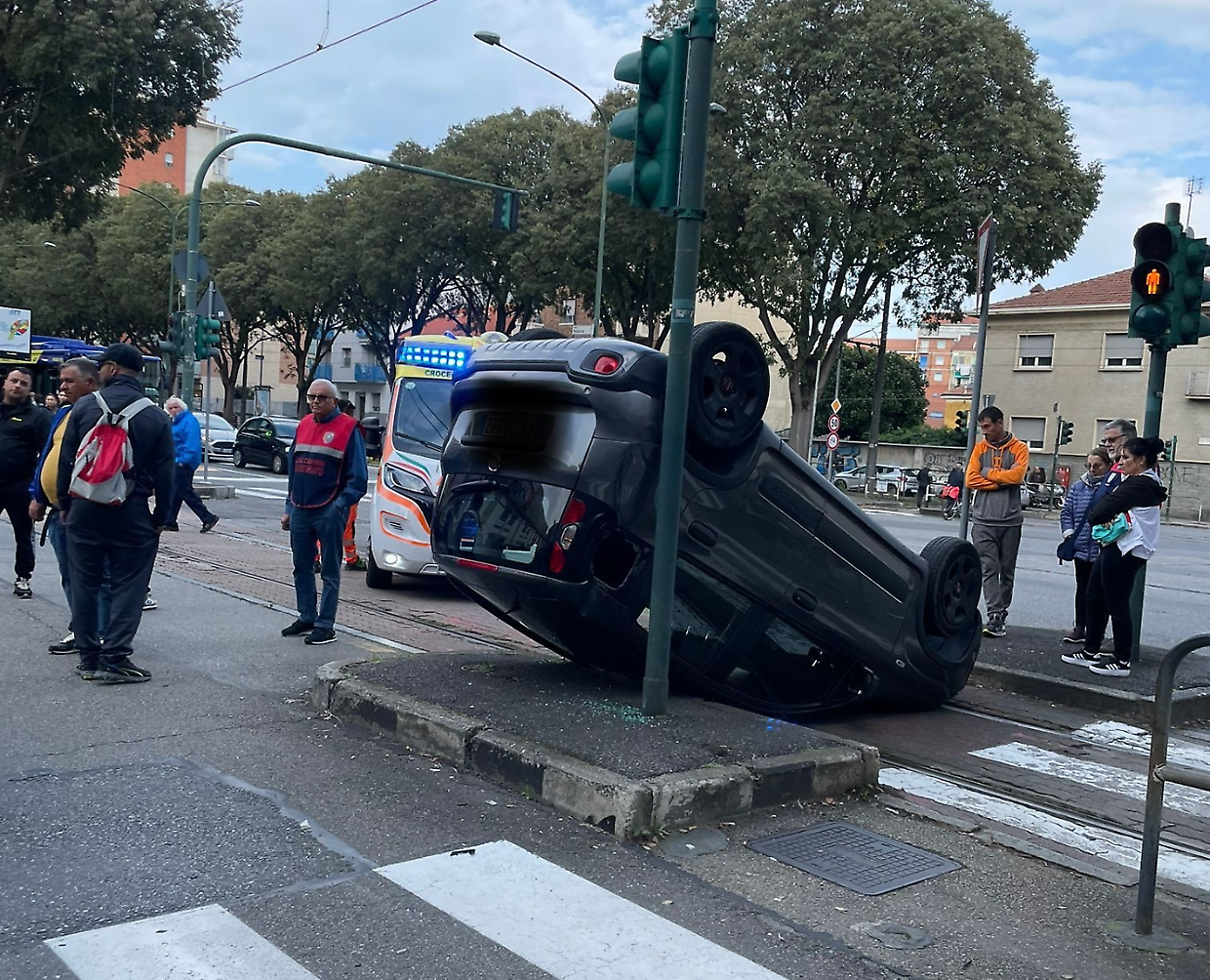 Maxi scontro tra tre auto: Panda si ribalta in mezzo alla strada