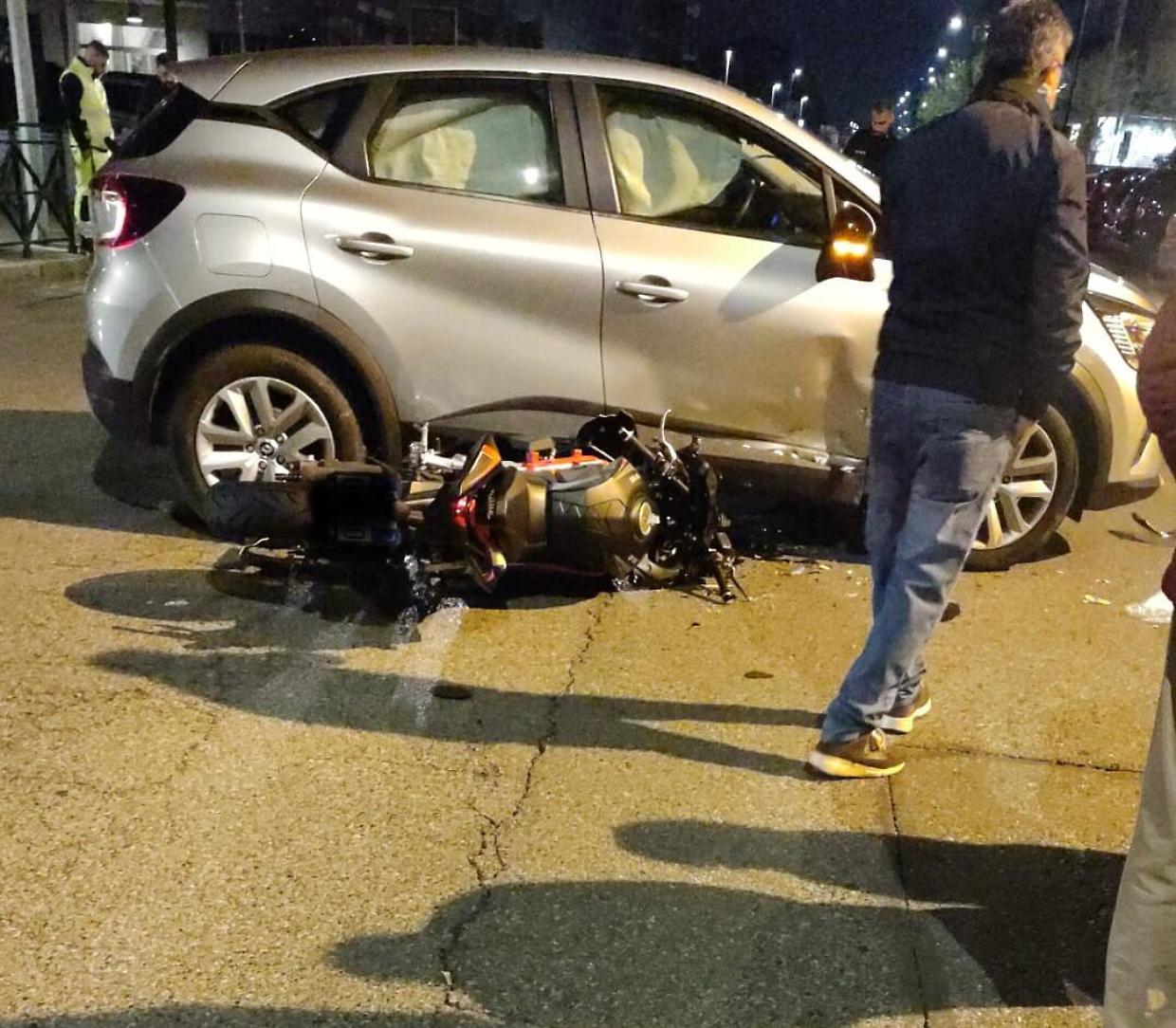 Collegno, impatto tra moto e auto nella notte
