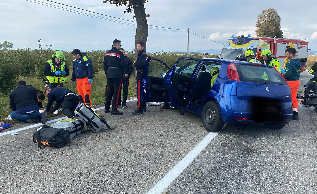 Fiat Punto si schianta contro un albero