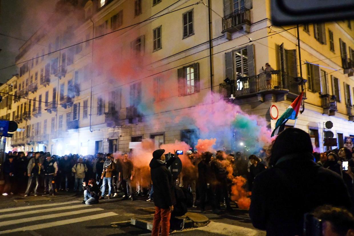 I manifestanti sono partiti in corteo: fumogeni e petardi alla Rai