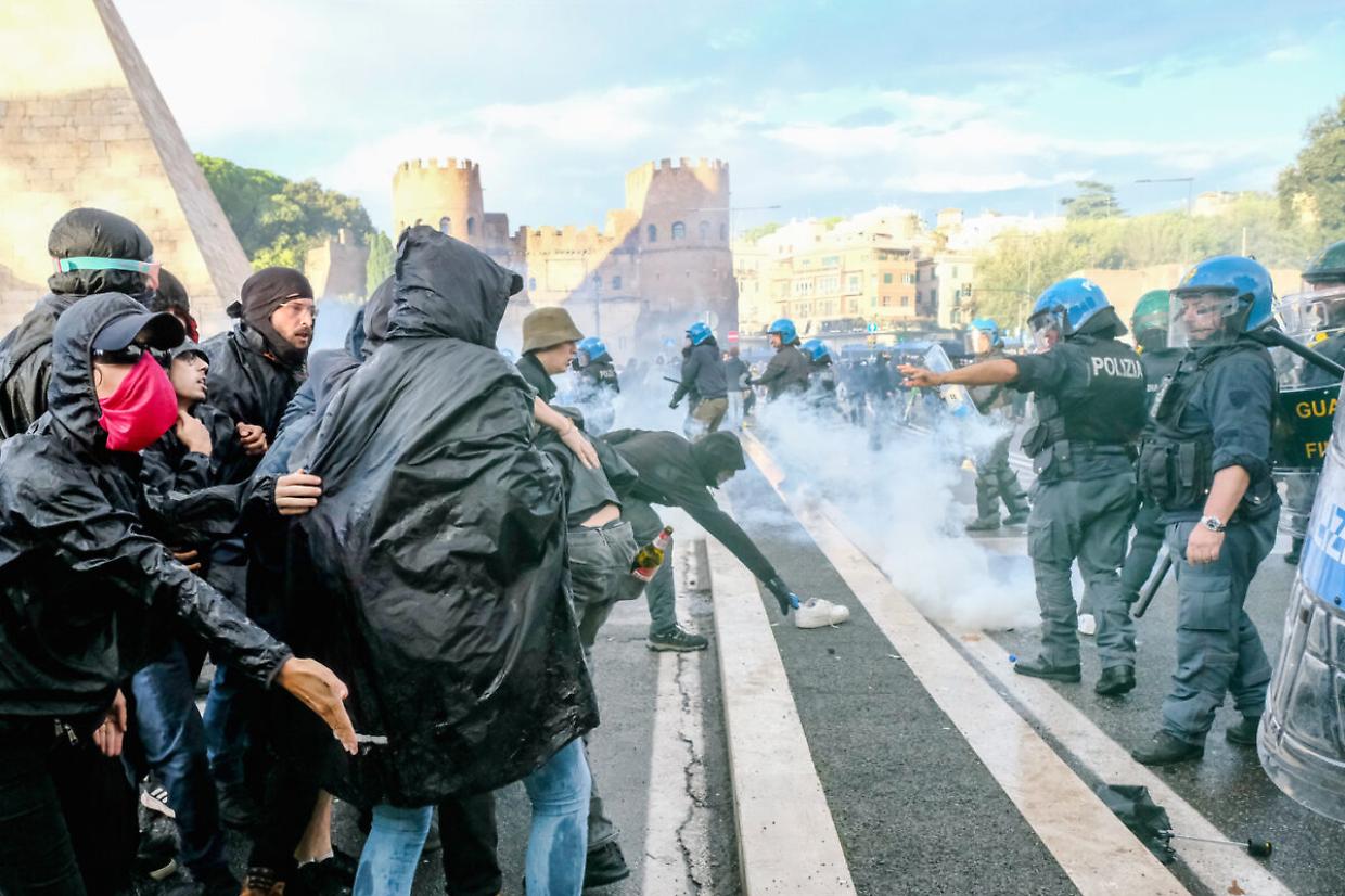 Gli scontri tra manifestanti e polizia a Roma (foto LaPresse)