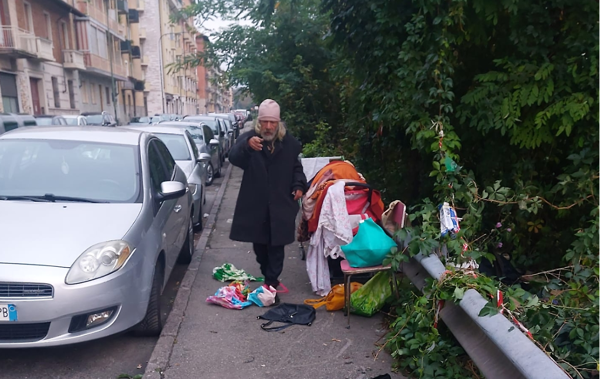 Senzatetto e mendicanti nel trincerone abbandonato
