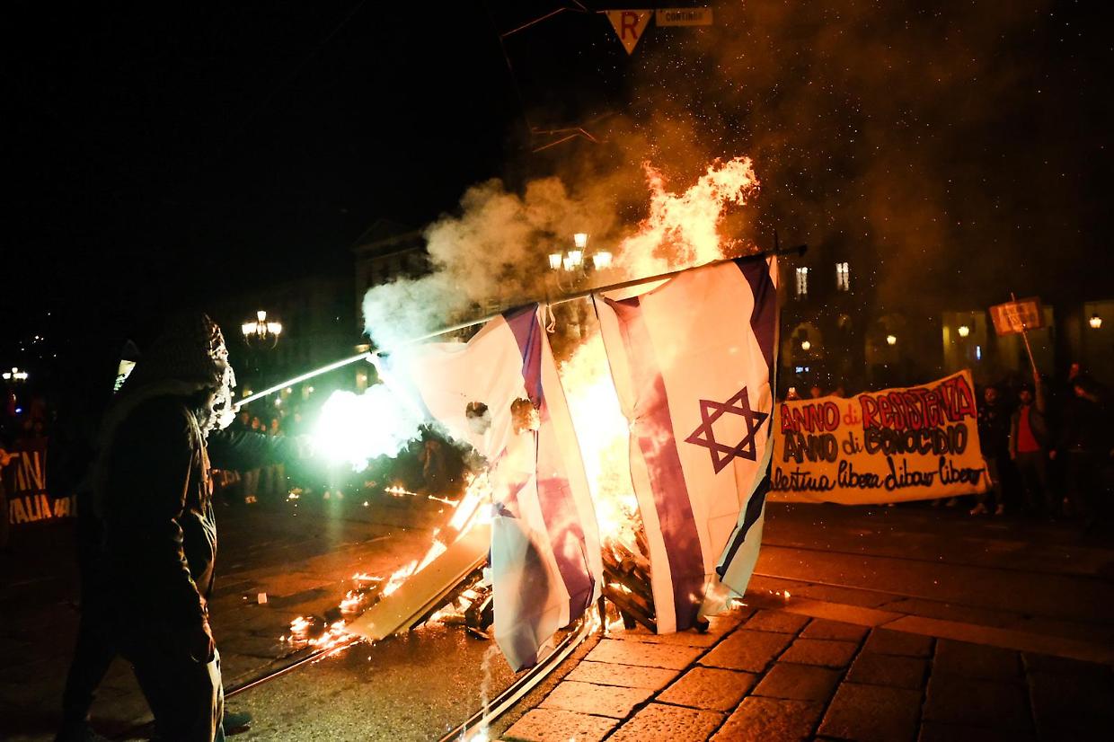Il momento in cui è stata bruciata la bandiera di Israele